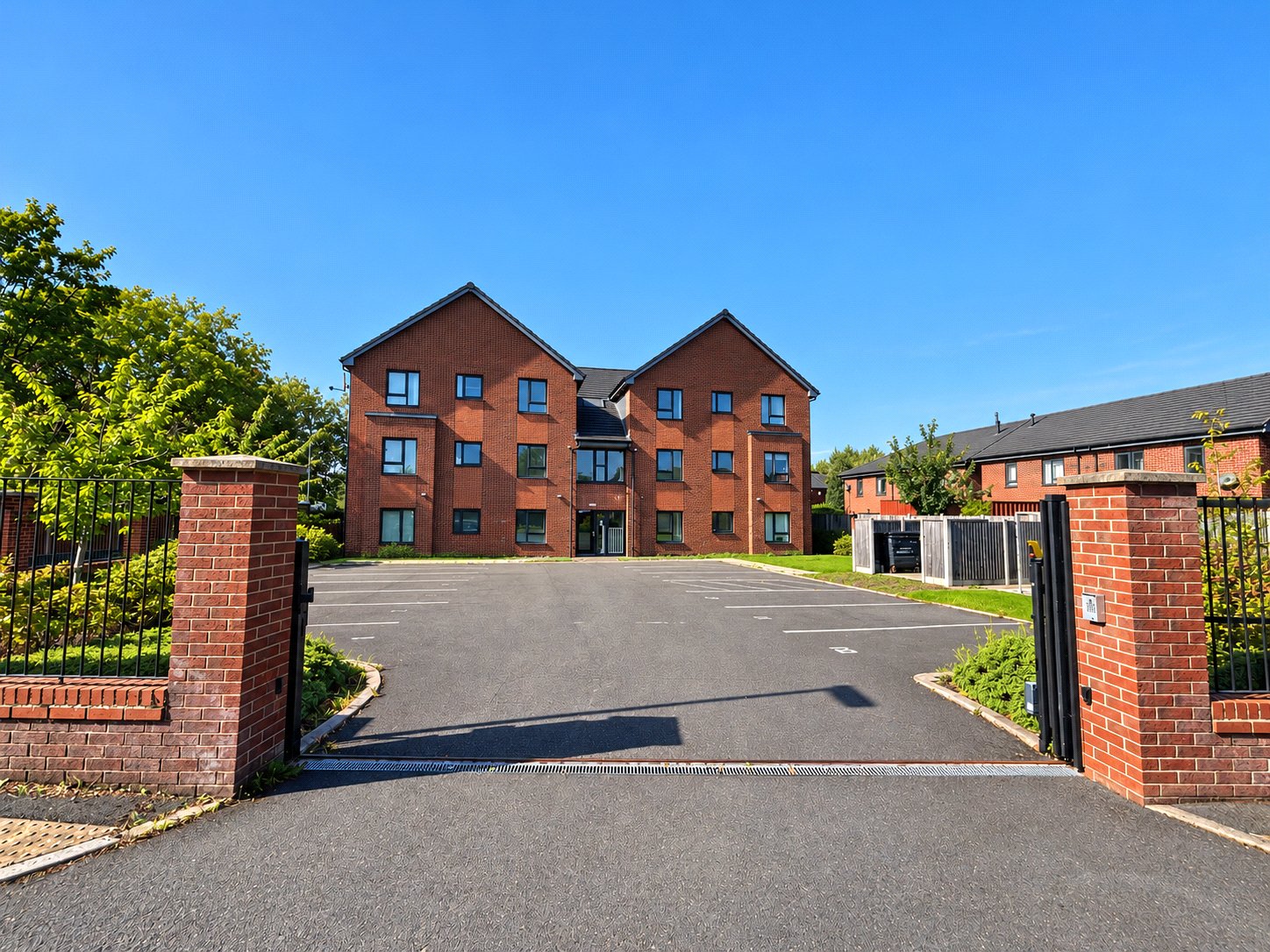 Ground Floor Apartment / 2 Bedrooms / 2 Bathrooms / Allocated Parking