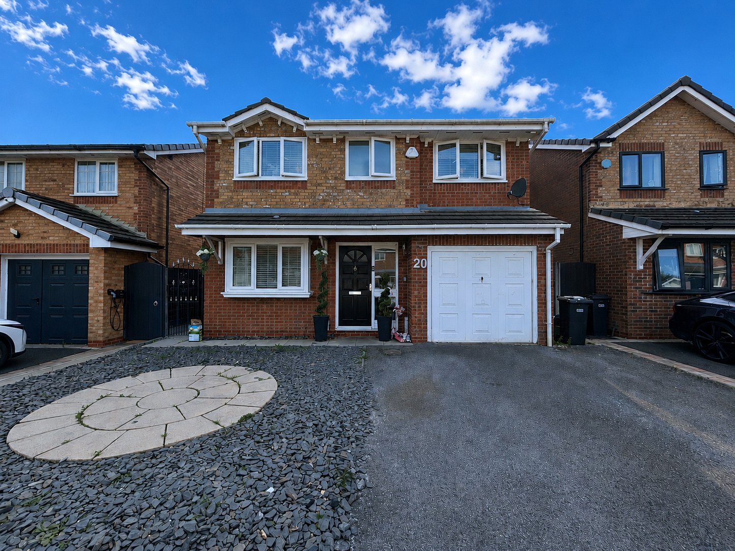 Family Home / Detached / Four Bedrooms / Driveway